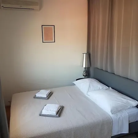 Tara - Big With Terrace And Sea View * 스플리트